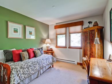 Walk to LIft Ski Condo with Four Bedrooms & Sleeps 8 Guest